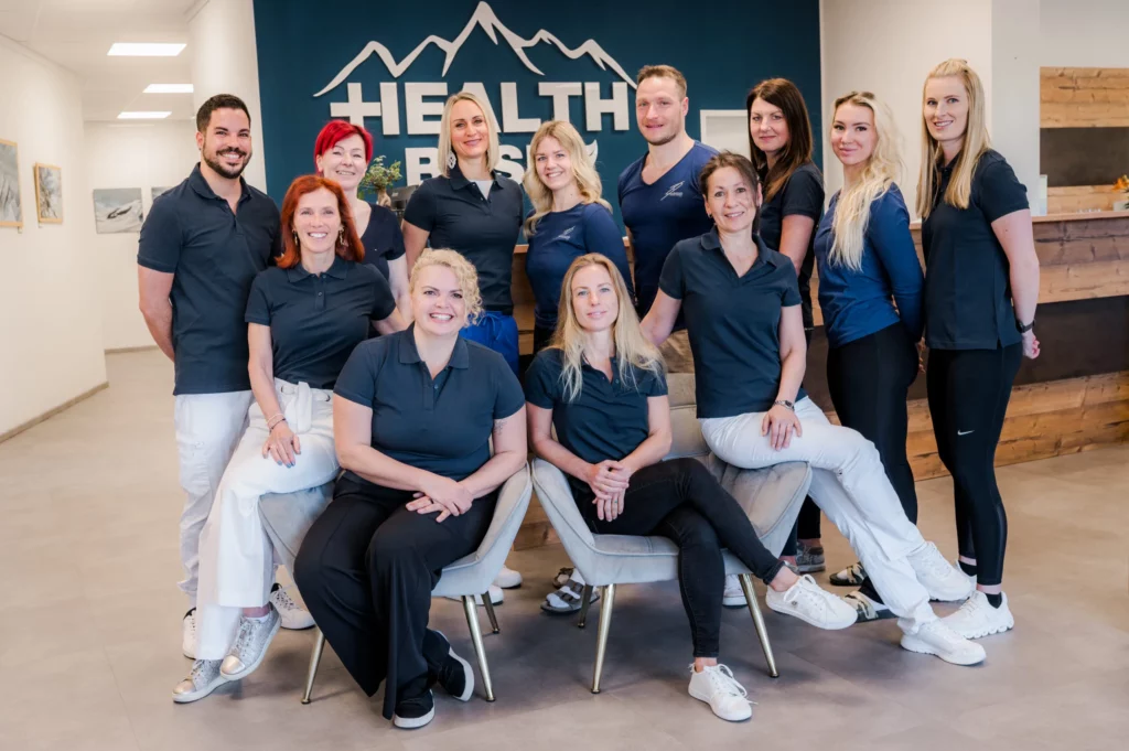 Gruppenfoto des Health Base Teams vor dem Biohacking Zentrum in Straßwalchen