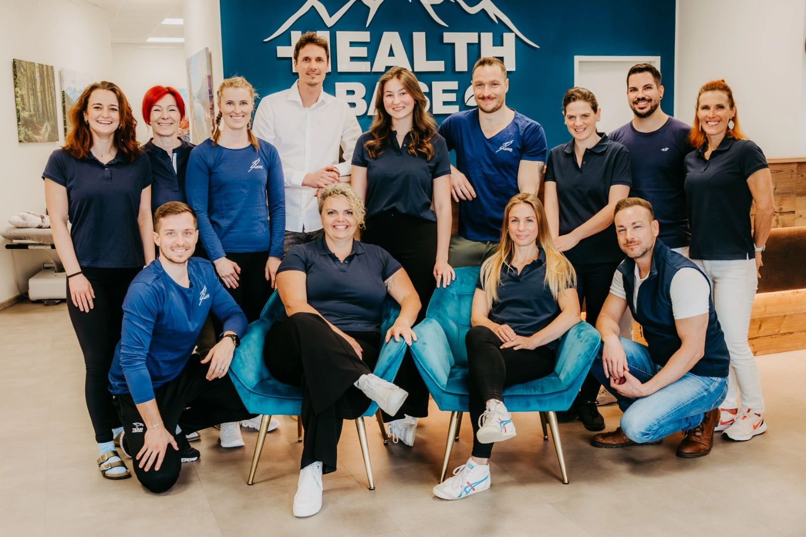 Gruppenfoto des Health Base Teams vor dem Biohacking Zentrum in Straßwalchen